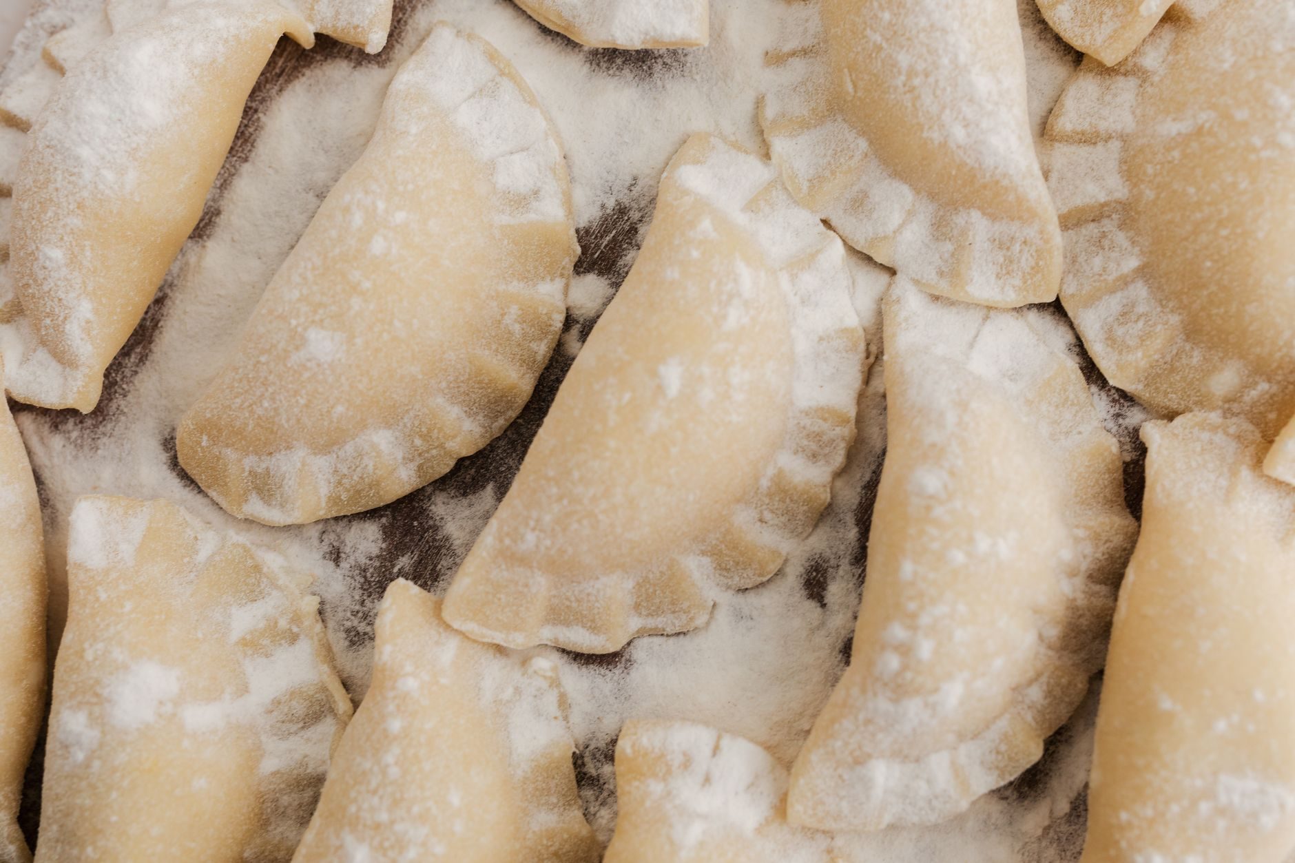 Pierogi ruskie — danie kuchni regionu Mazowsze i Warszawa