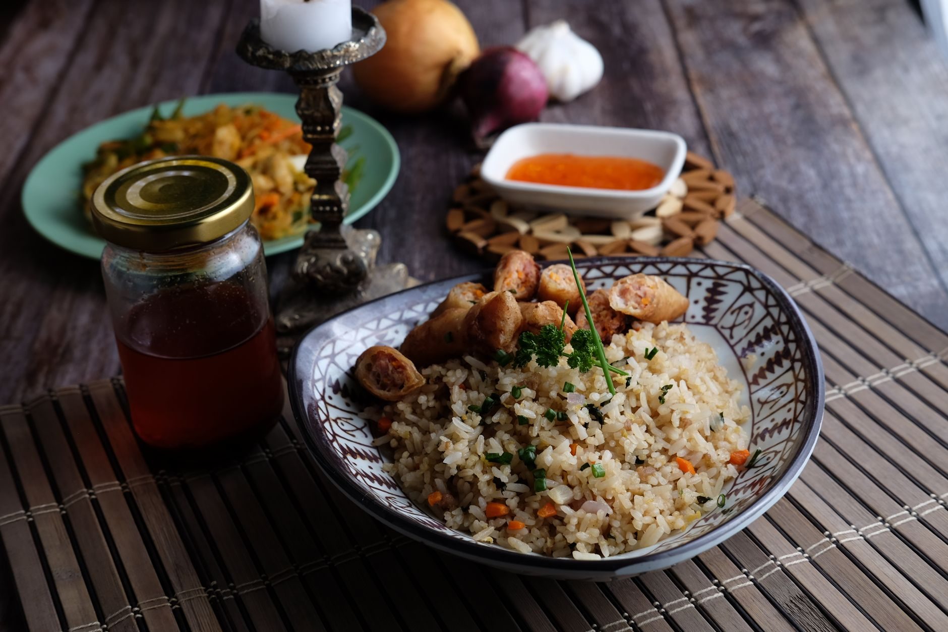 sterta złocistych smażonych lumpia shanghai z miseczką słodkiego sosu chili