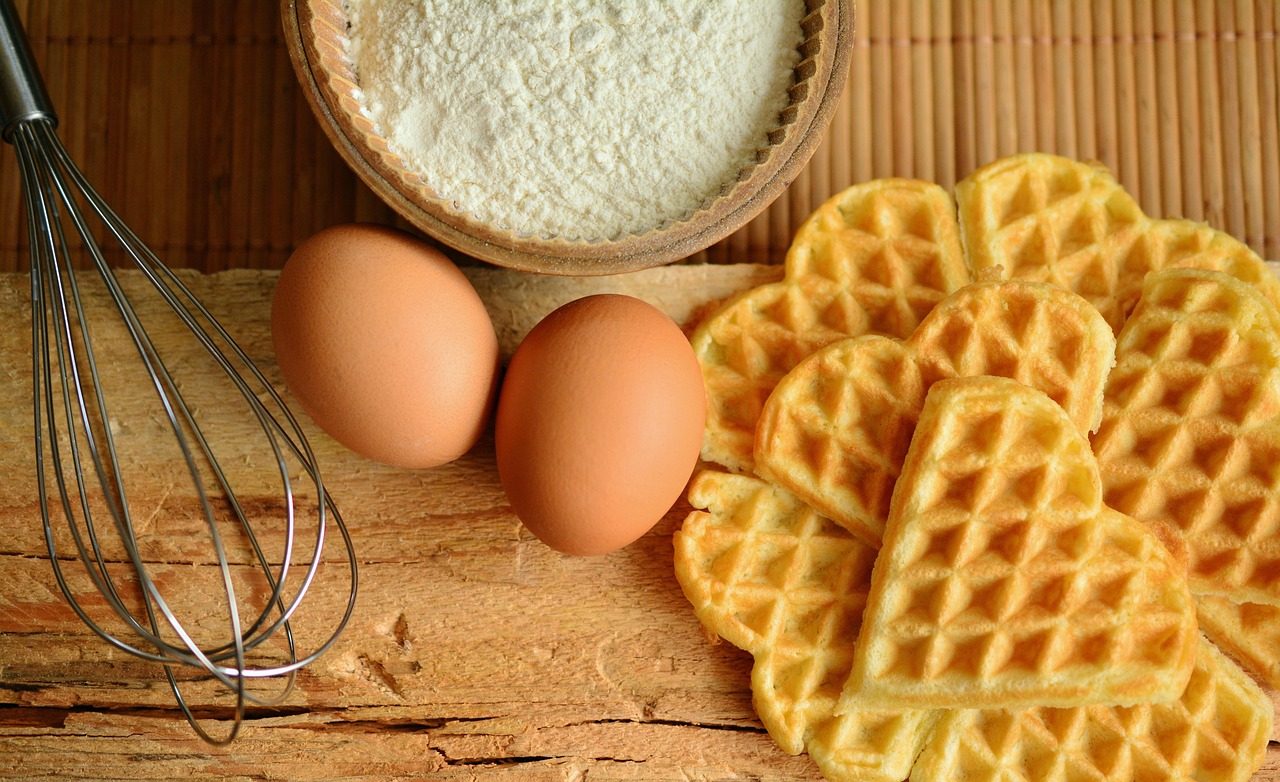 półmisek pancit bihon z warzywami i kurczakiem, obok połówki kalamansi