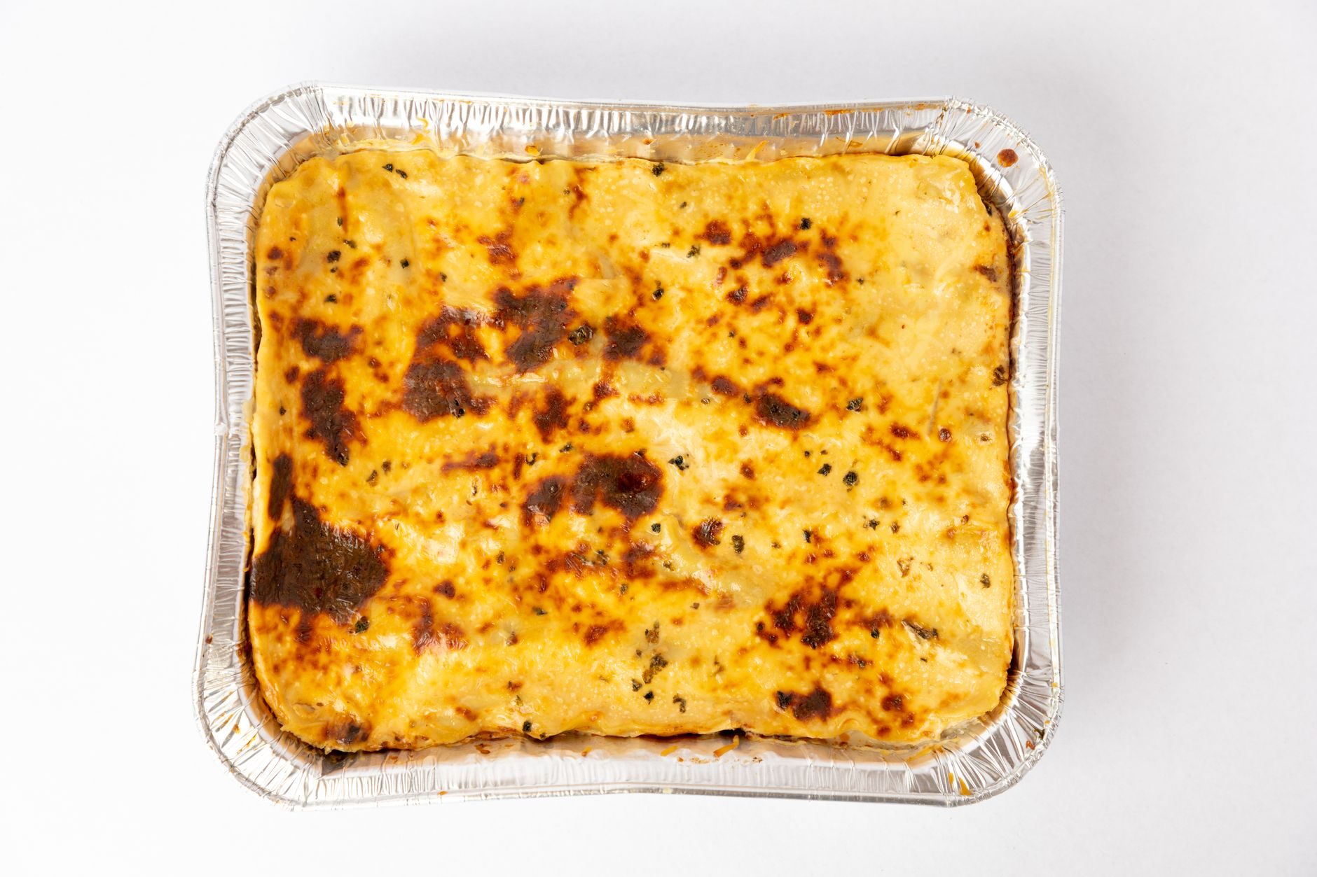 kostka pastitsio z widocznymi rurkami makaronu pod beszamelem