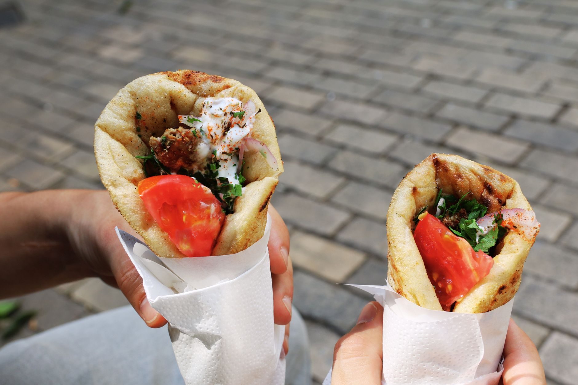 pita gyros zawinięta w papier z frytkami i tzatzikami w środku