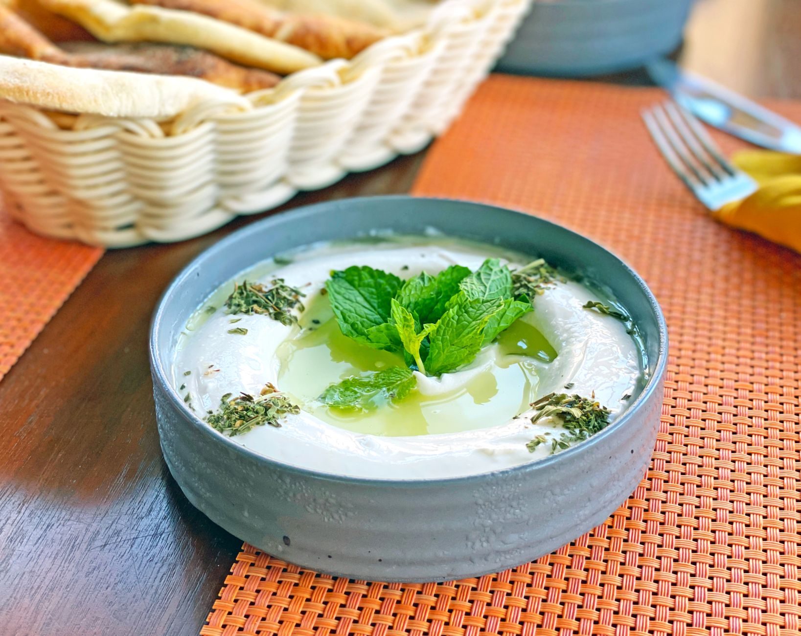 miseczka gęstego tzatziki z oliwą i koperkiem