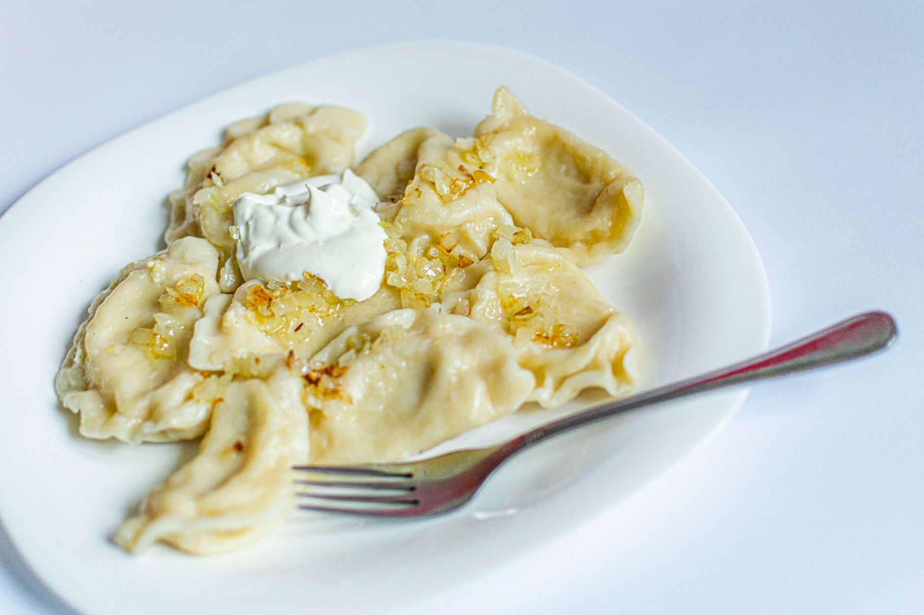 Pierogi z cheddar smażone z cebulą