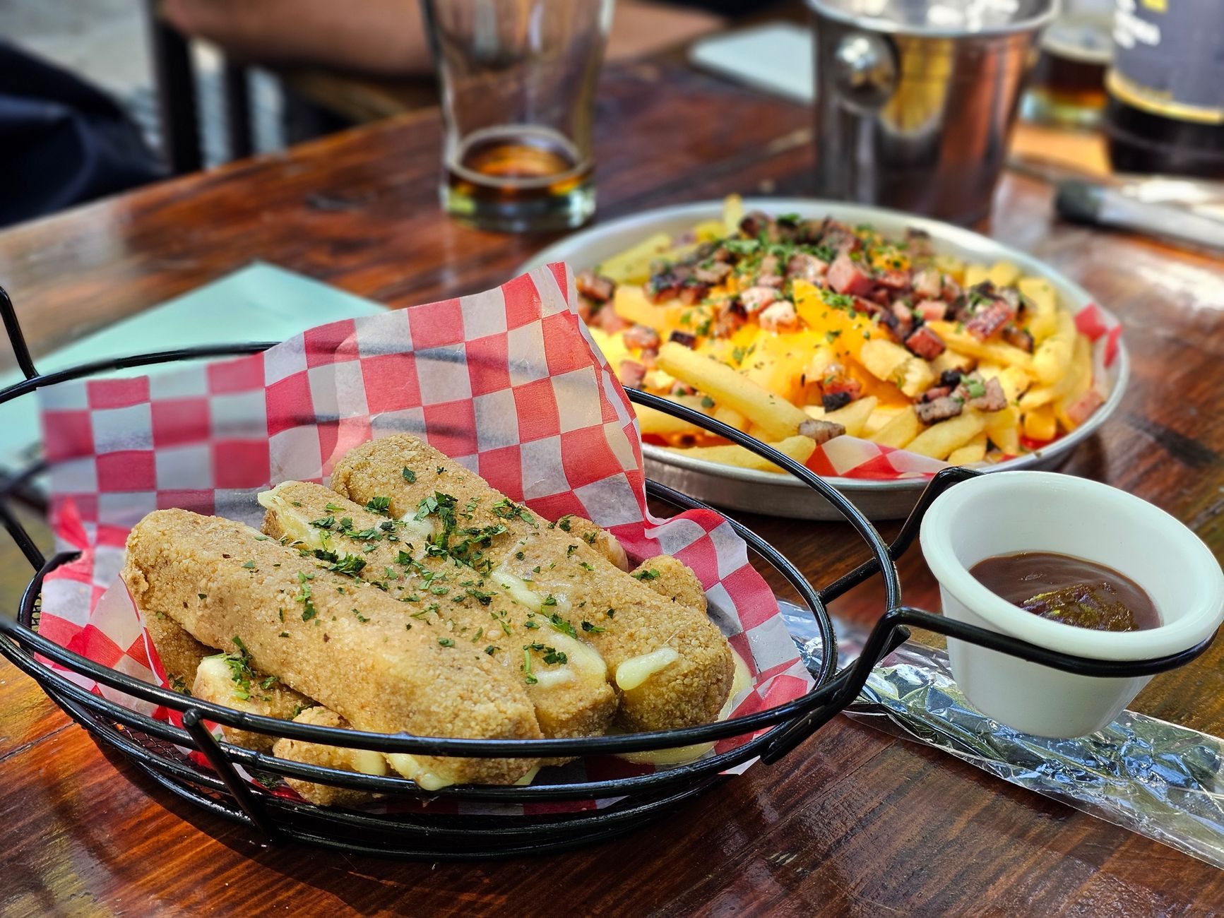 Poutine z frytkami, sosem gravy i cheese curds