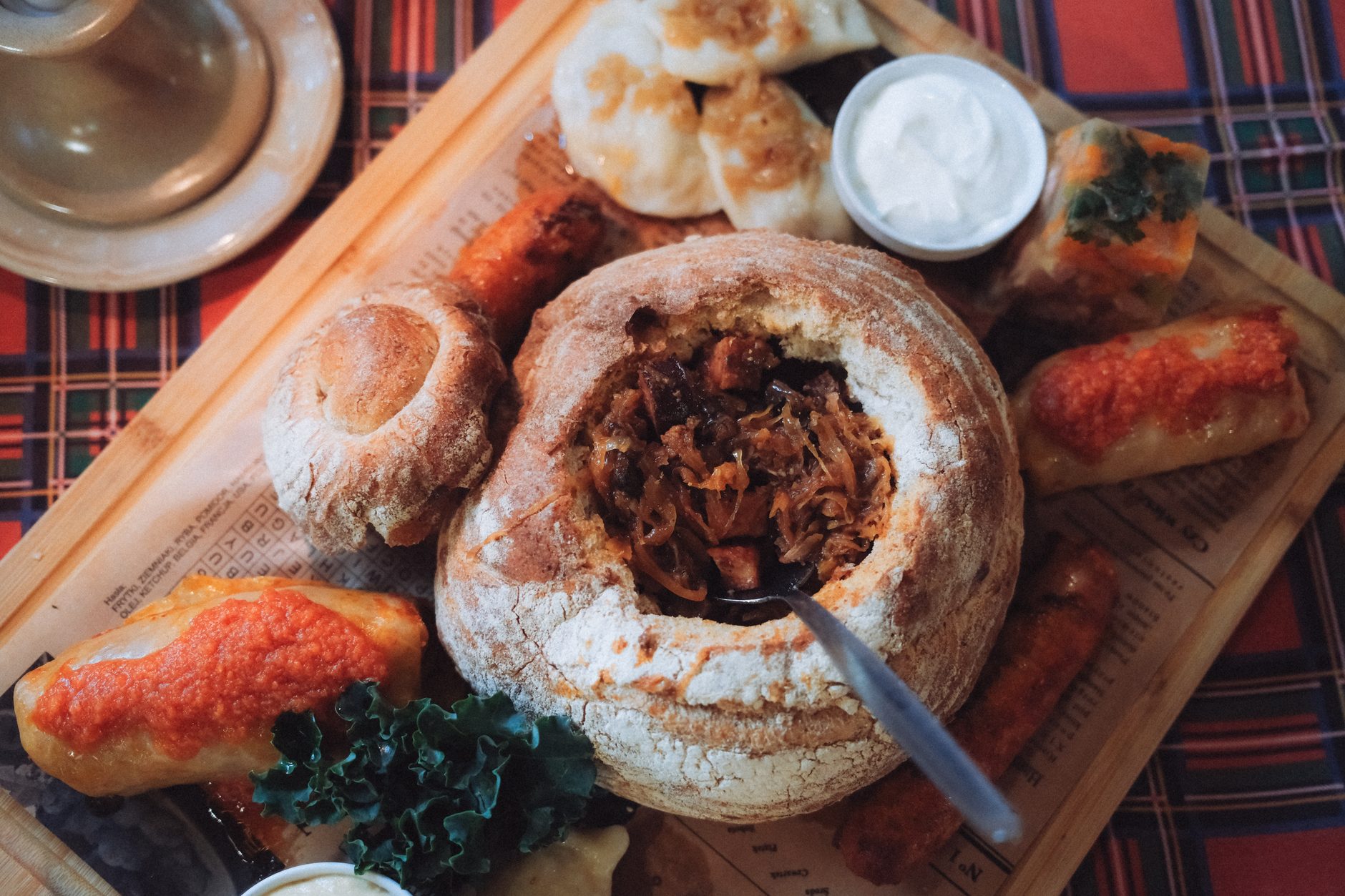 gar ciemnego bigosu z wędzonką i śliwkami
