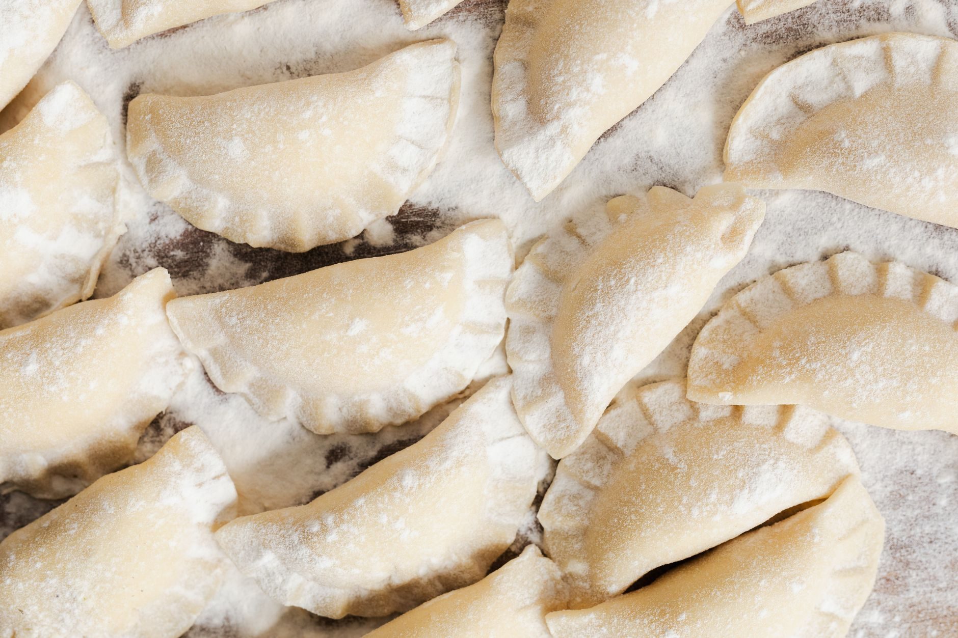 pierogi odsmażane na złoto ze skwarkami i cebulką